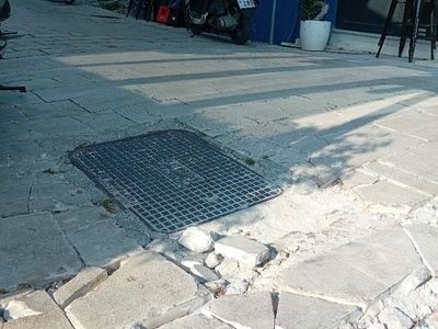 Πλακόστρωτο και σχάρα ομβρίων