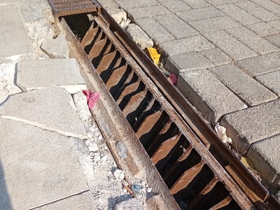Πλακόστρωτο και σχάρα ομβρίων