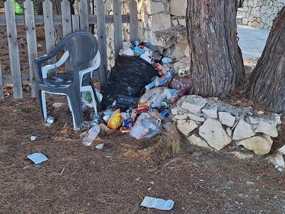 Σκουπίδια στην παραλία του Επίσκοπου